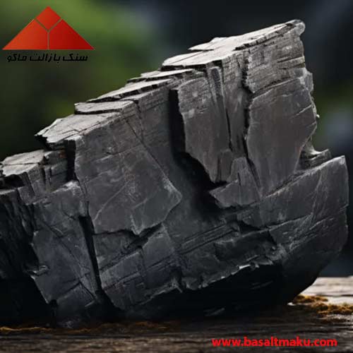 نمای طبیعی از سنگ بازالت خاکستری تیره در معدن